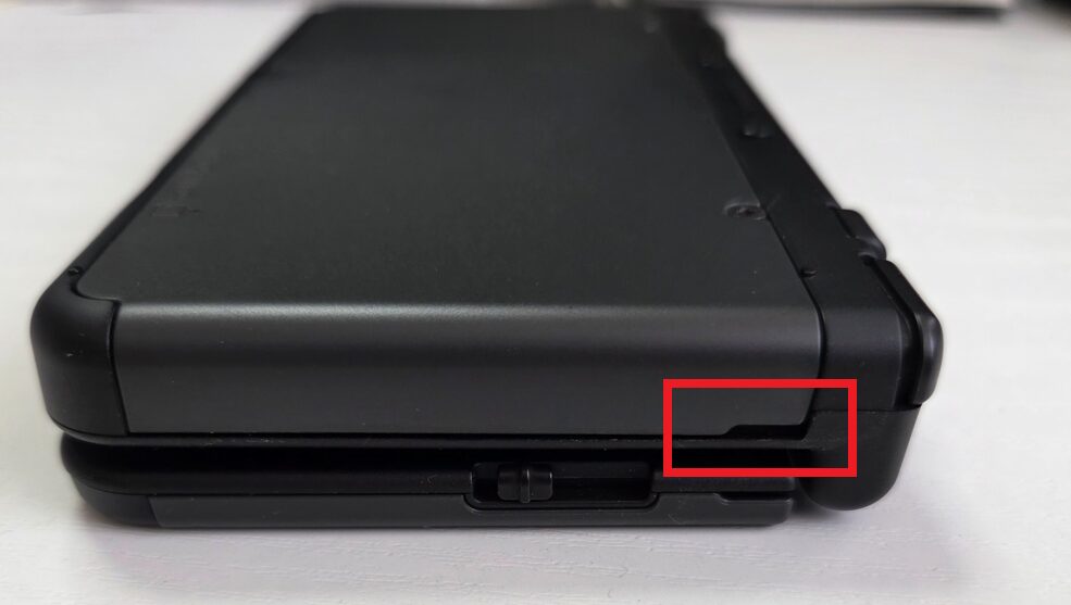 new3ds裏のカバーを開ける溝